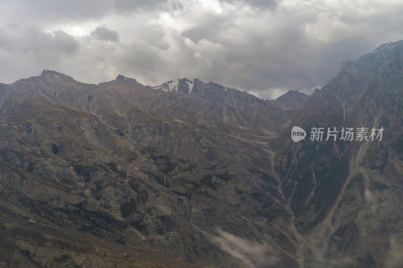 喀喇昆仑高山丘陵。巴基斯坦skardui - gilgit的自然景观背景。在假期旅行。